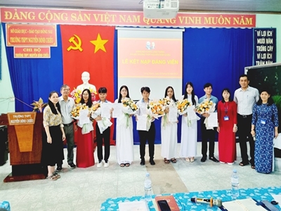 Chi bộ Trường THPT Nguyễn Đình Chiểu tổ chức Lễ kết nạp Đảng cho 7 quần chúng ưu tú